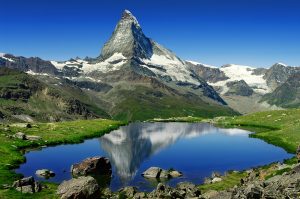 Reflejo en una charca del motherhorn. famosa montaña entre el limite de Suiza y Italia. Los alpes son paisajes de tundra