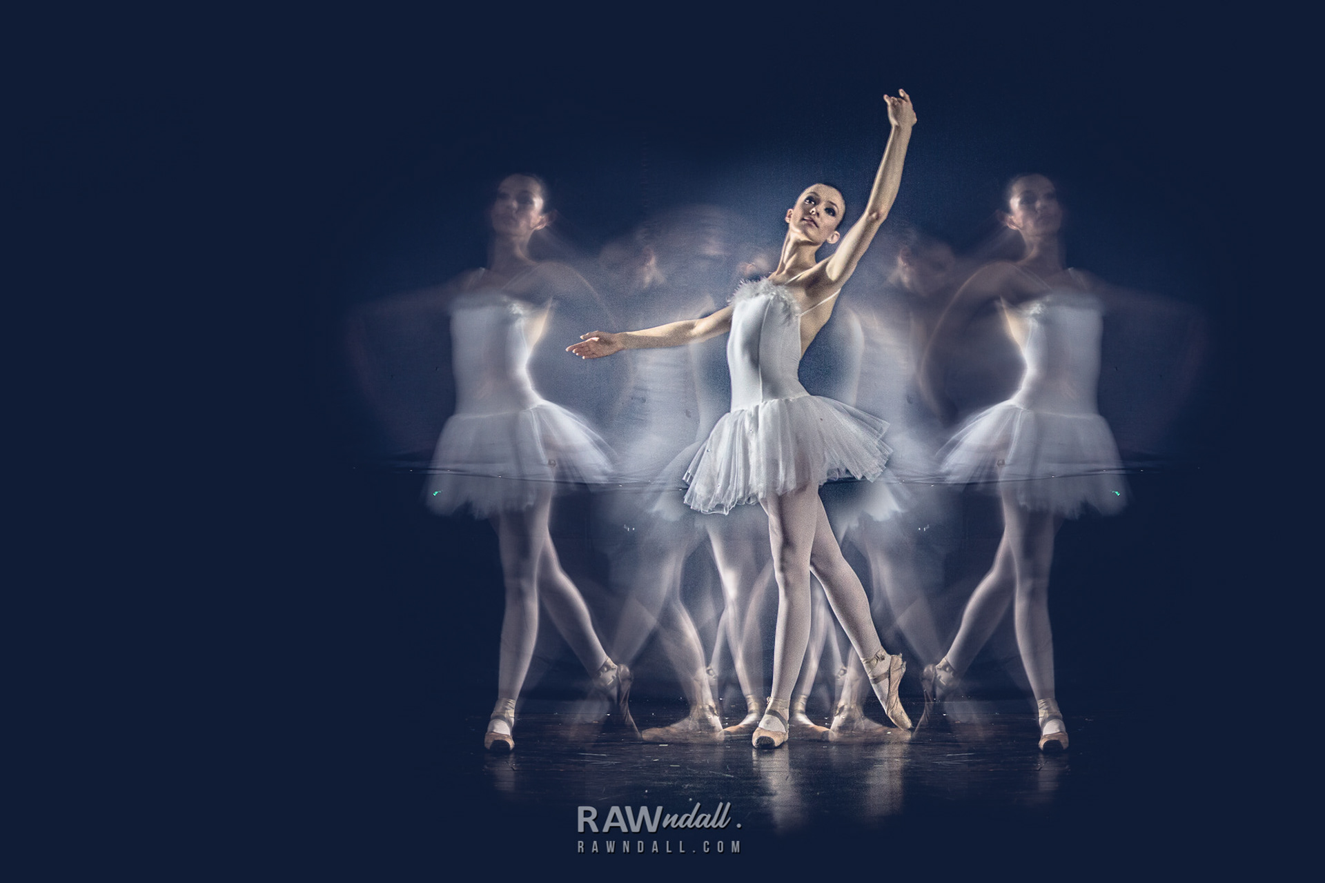 Bailarina en diferentes poses de una foto de larga exposición.