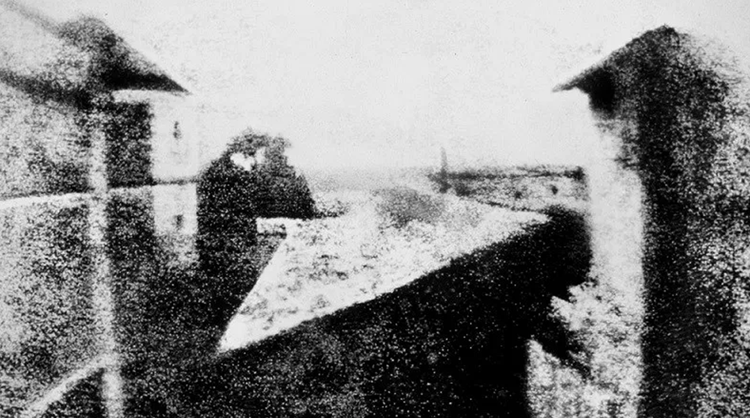 Primera fotografía de la historia por el frances Niépce en 1824, se reconoce unos tejados. la exposcion de la fotografía duro aproximadamente ocho horas.