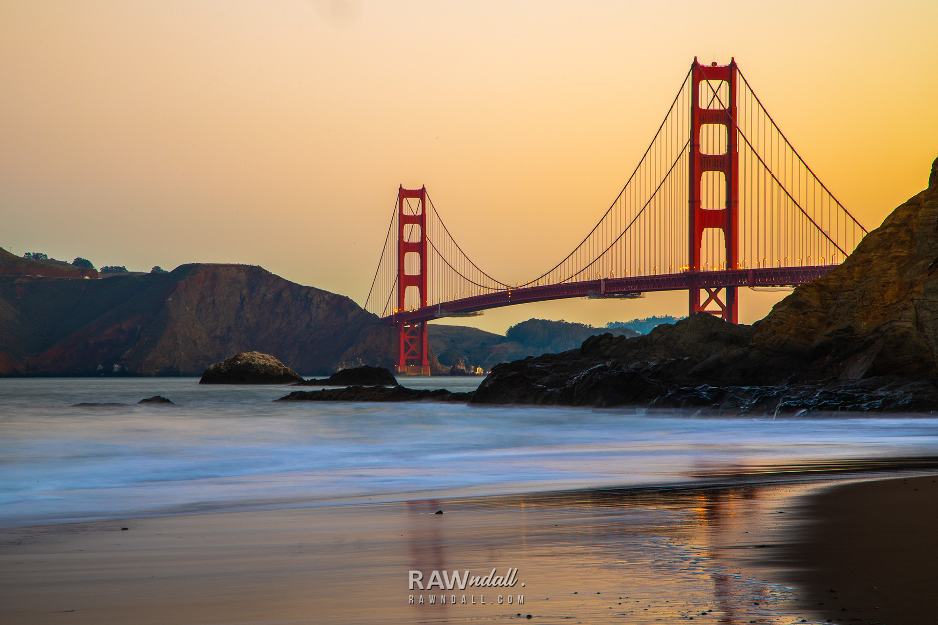 Paisaje de la playa frente del puente del Golden Gate