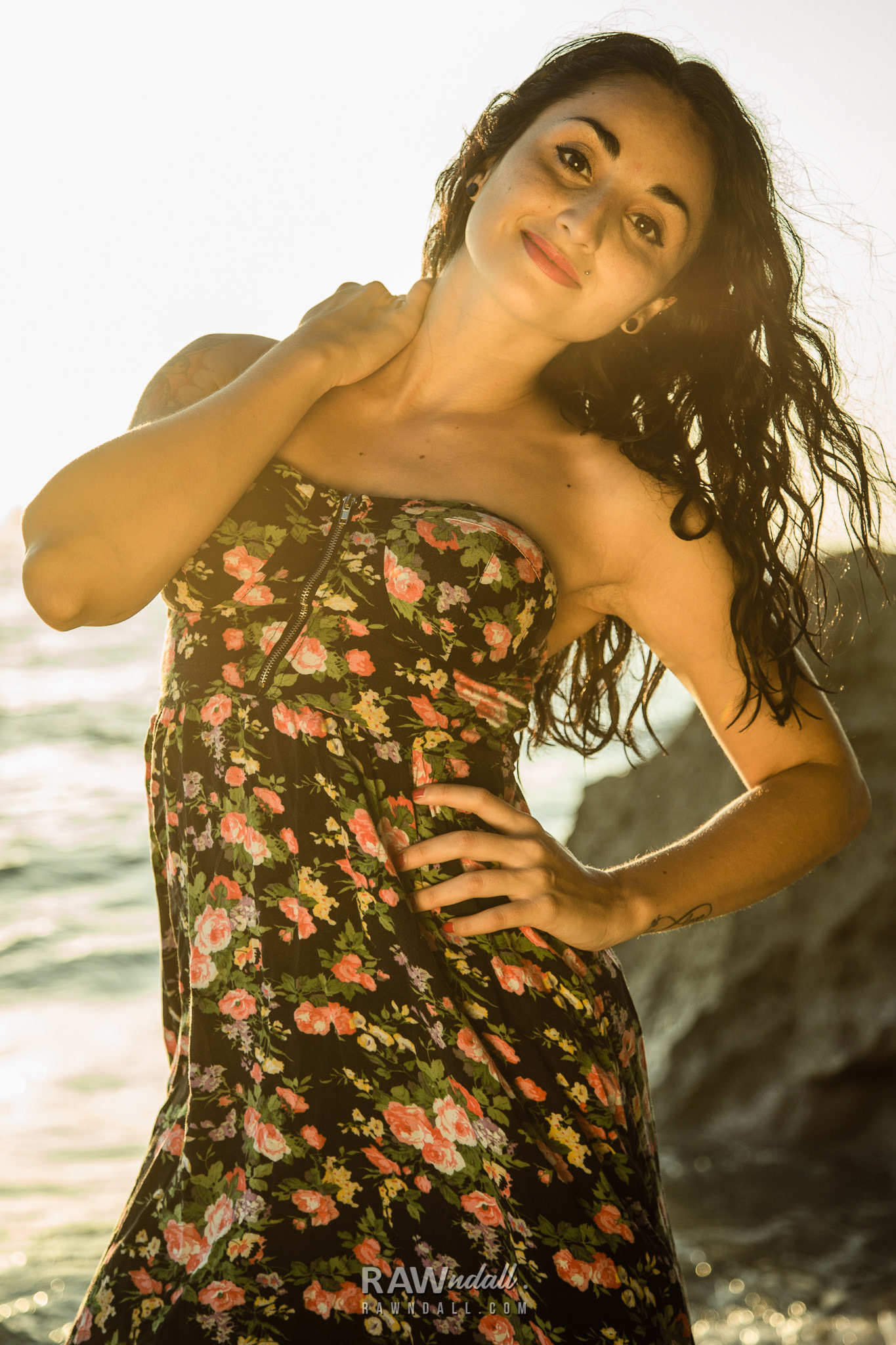 Bailarina modelando en la playa, Costa Rica.