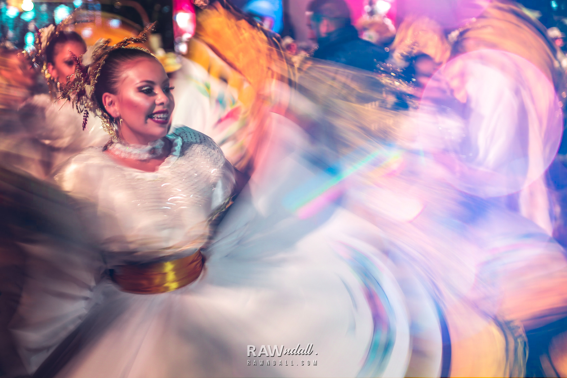 Bailarina con traje típico costarricense en un festival en San José.