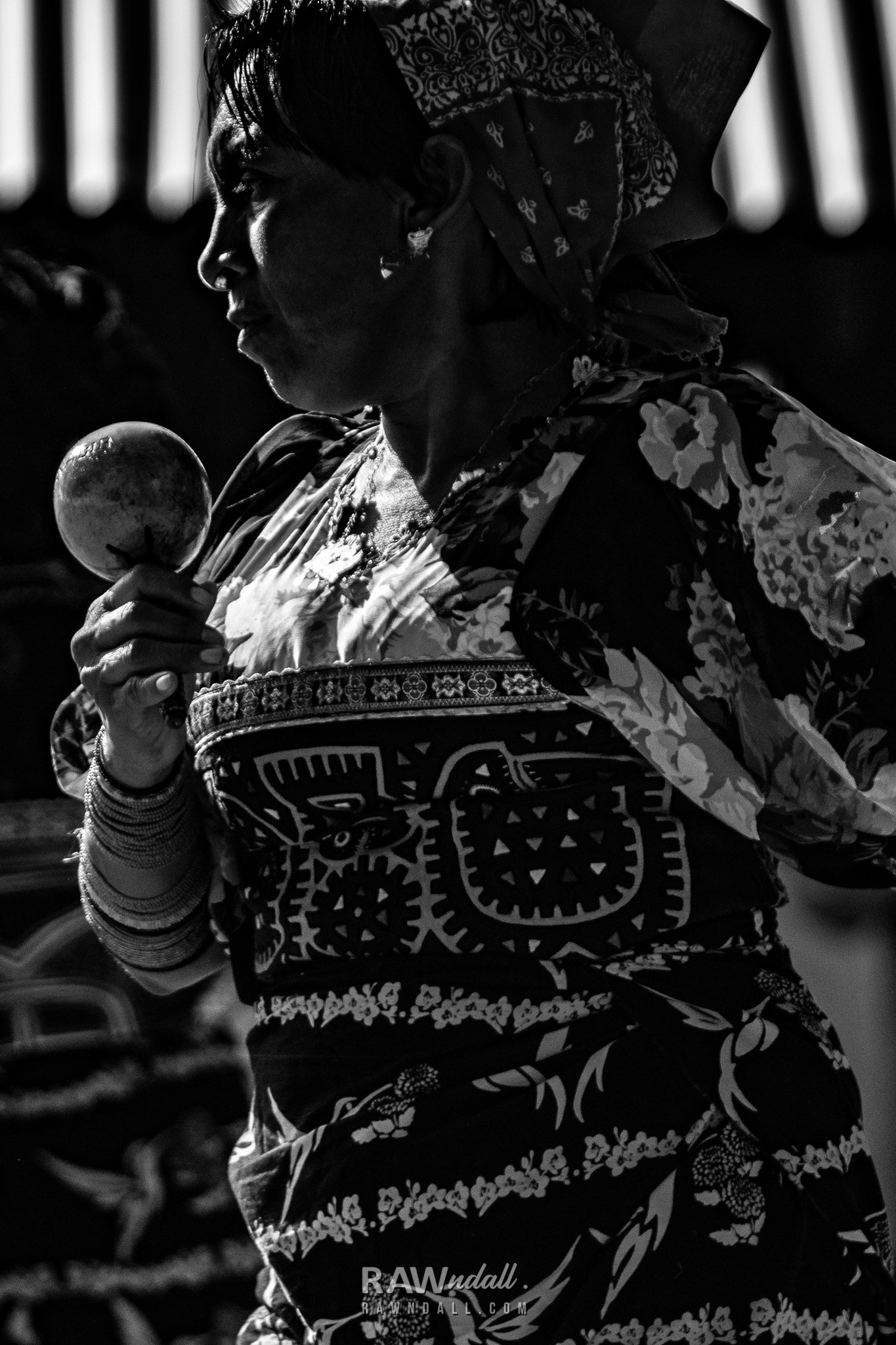 Mujer de la tribu Guna Yala con su traje típico en Panamá.