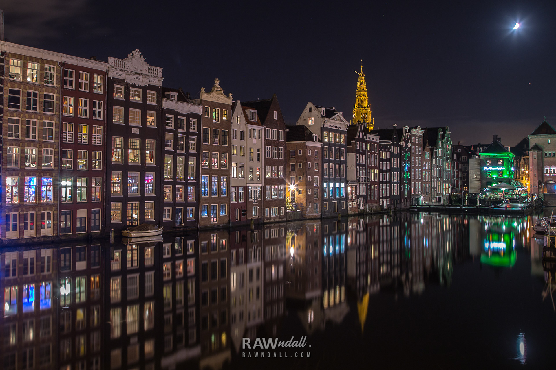Ciudad de Amsterdan, edificios reflejados en la noche.