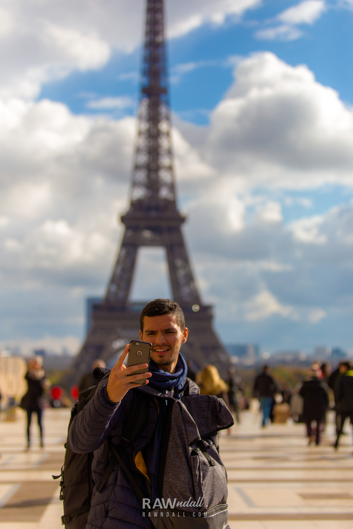 Turista haciéndose un autoretrato con celular en Paris.