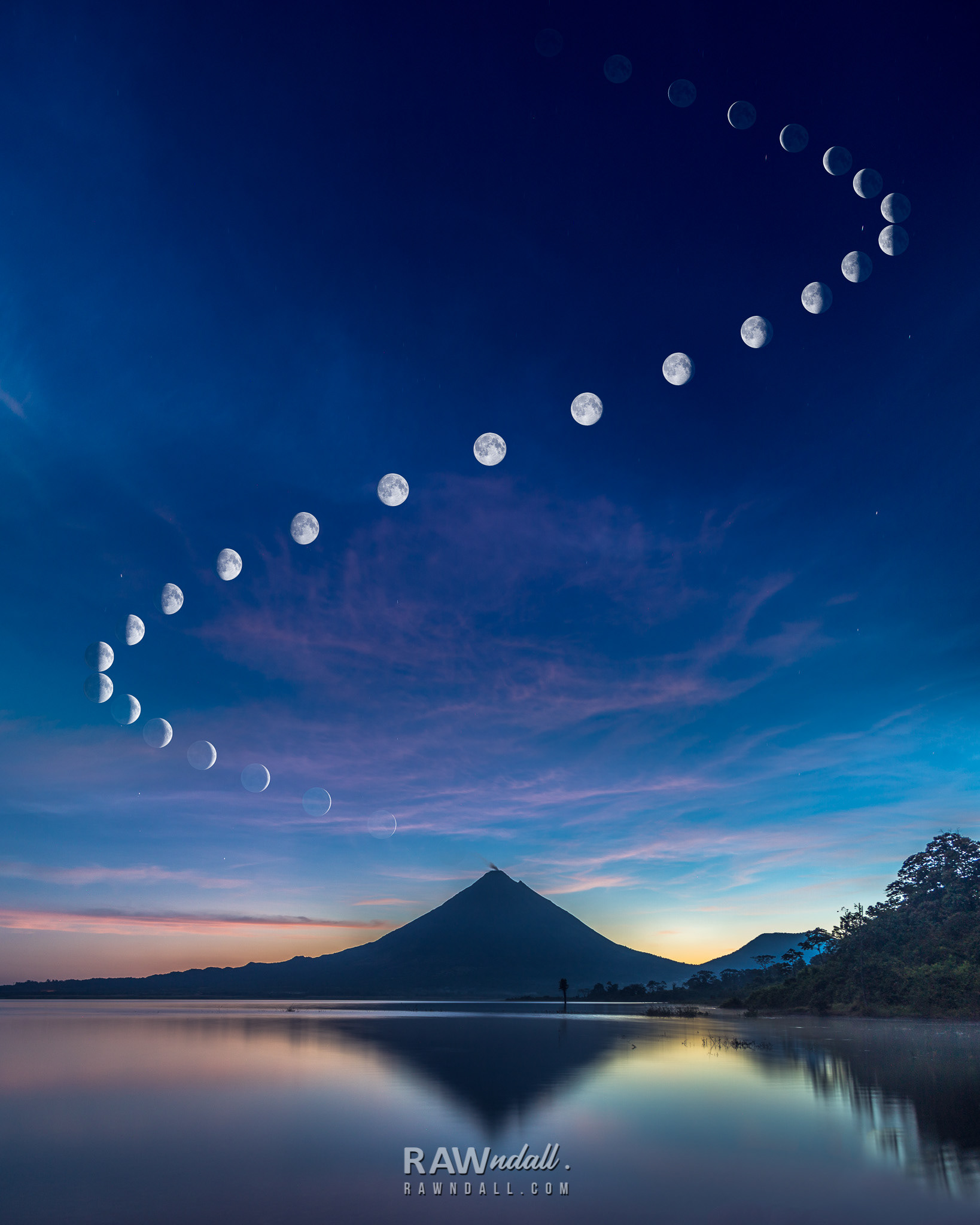 Diferentes fases lunares al frente del volcán Arenal, Costa Rica.