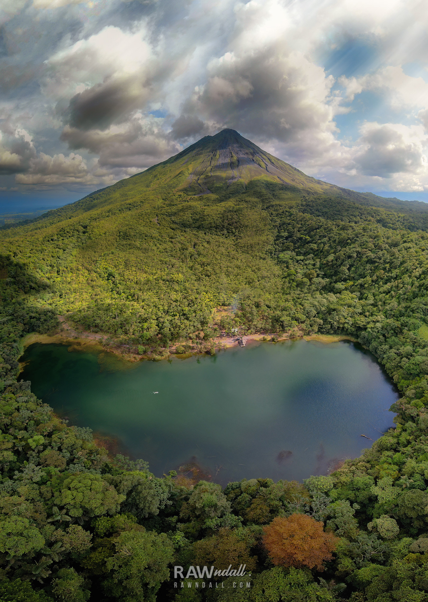 Pasiasje de una lago y un volcan en la Fortuna, Costa Rica.