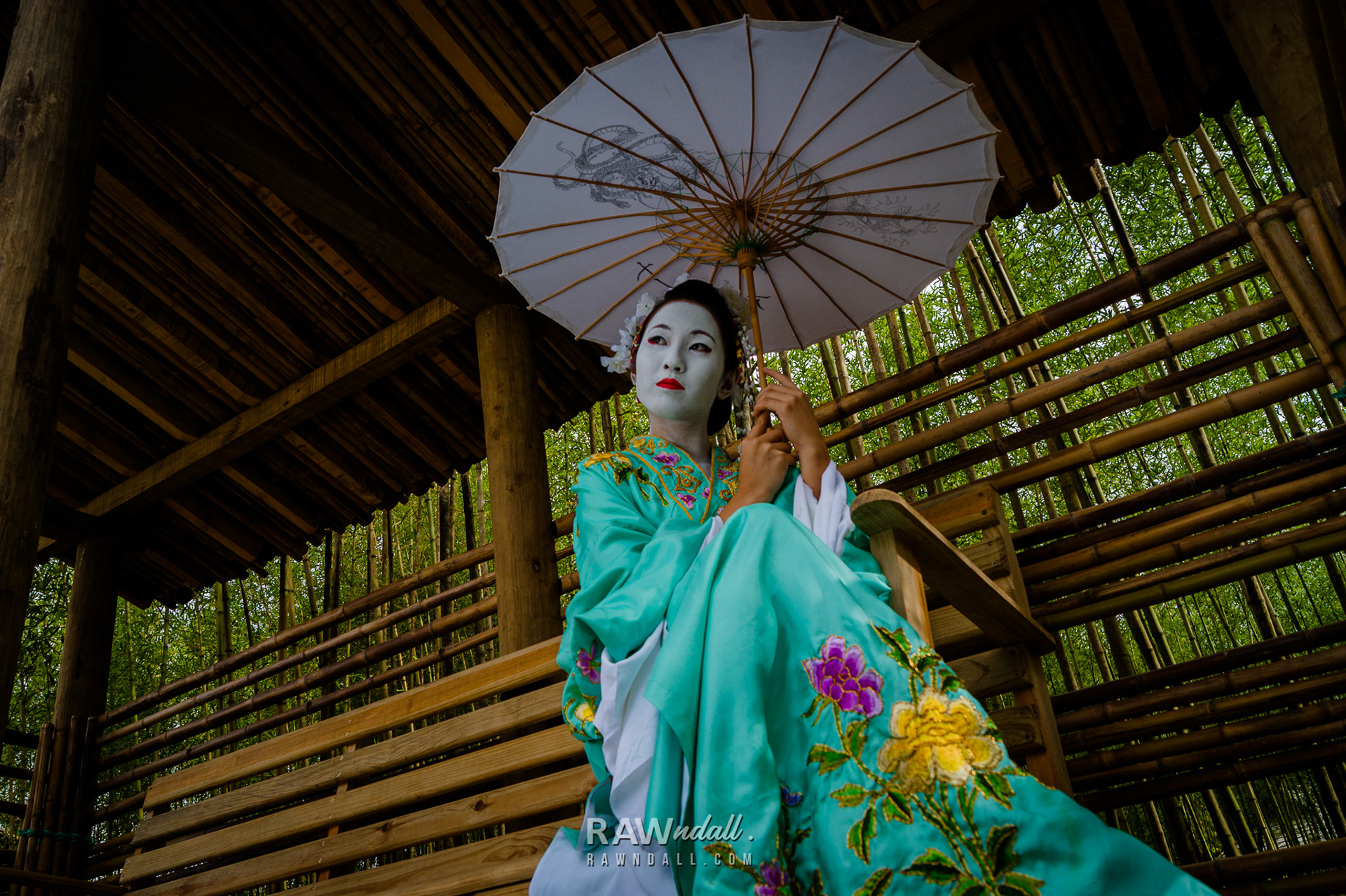 Mujer geisha en bosque de bambú.