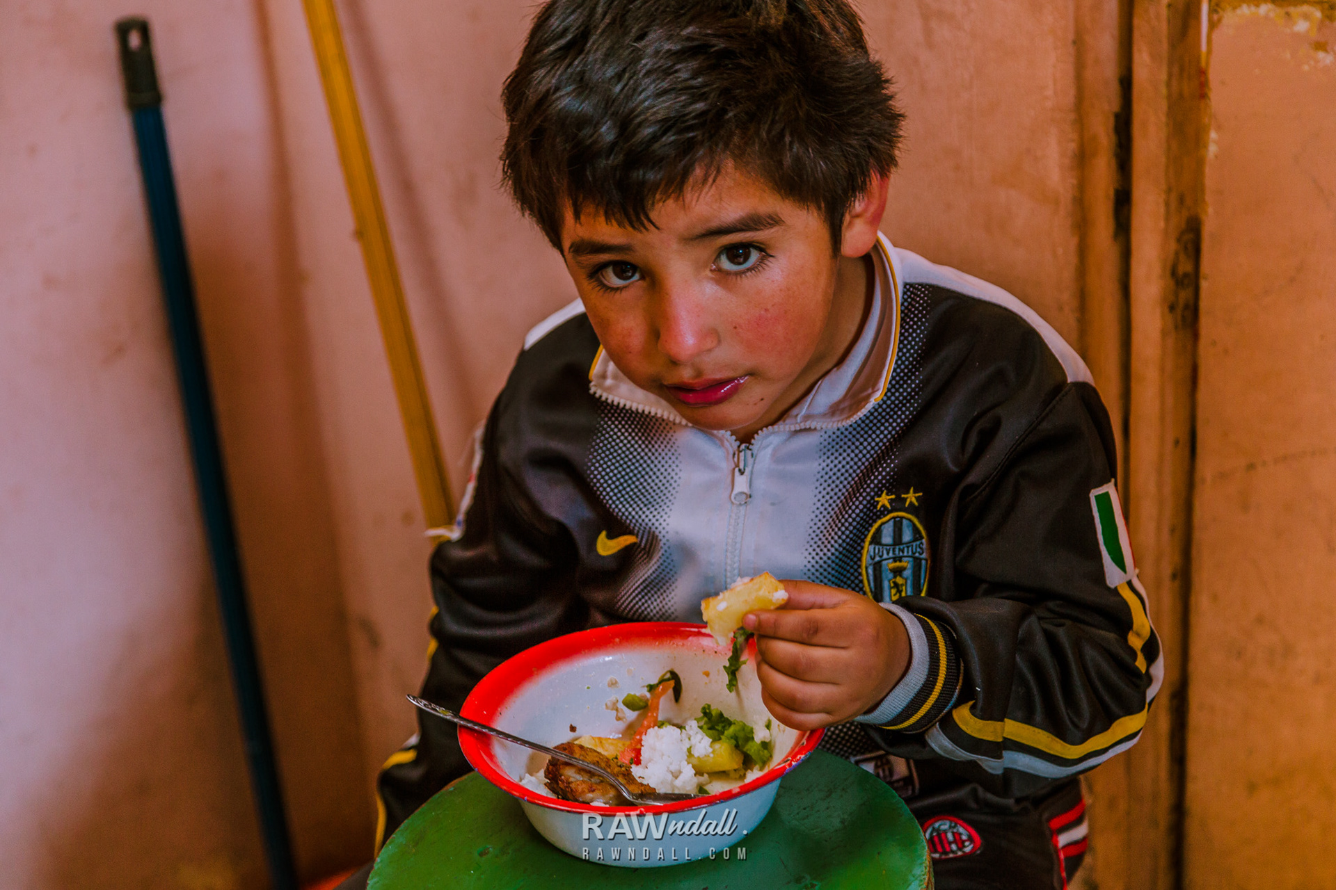 Niño comiendo un almuerzo típico Peruano.