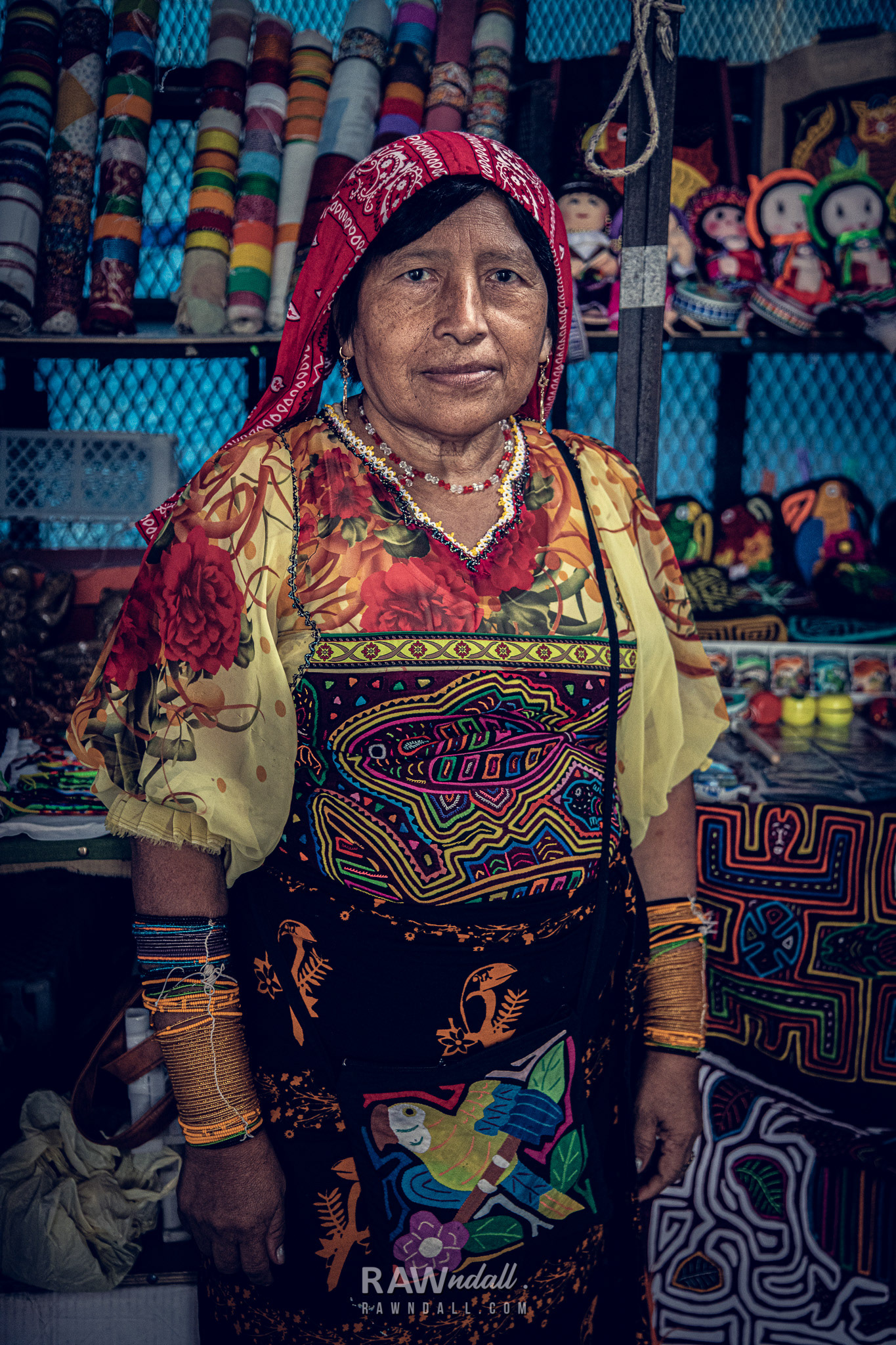 Mujer con traje típico de los Guna Yala, Panamá.