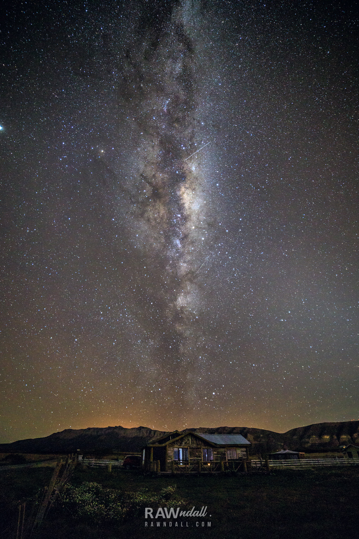Paisaje nocturno de la vía láctea en Puerto Natales, Patagonia Chilena.